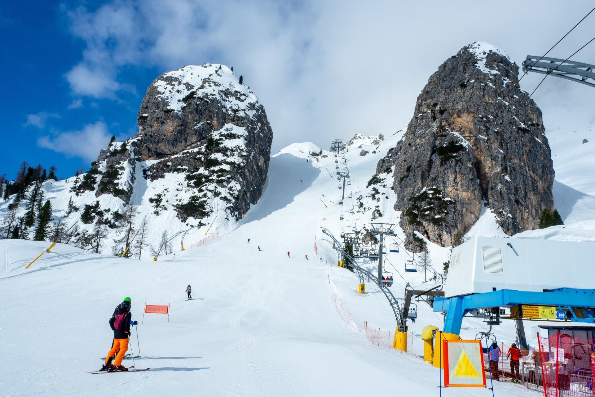 The steep Olimpia 1 ski slope in Cortina d’Ampezzo, showing the historic rock passage of the Tofane.
